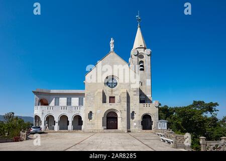 Facciata Della chiesa Di Nostra Signora di Penha (costruita nel 1622 e quasi completamente ricostruita nel 1935) sulla cima del colle Penha. Macao, Cina. Foto Stock