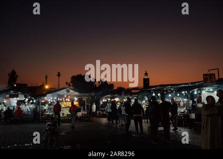 Piazza Jemaa el-Fnaa al tramonto, Marrakech, Marocco Foto Stock