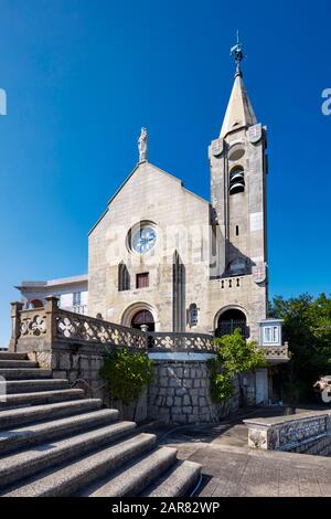 Chiesa di nostra Signora di Penha (costruita nel 1622 e quasi completamente ricostruita nel 1935) sulla cima della collina di Penha. Macao, Cina. Foto Stock