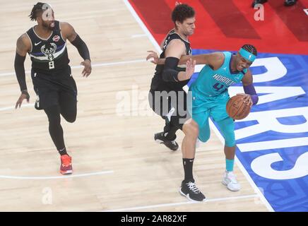 Graham of Charlotte Hornets e Brook Lopez di Devonte , Wesley Matthews of Milwaukee Bucks durante la partita di basket NBA Paris Game 2020 tra Milwaukee Bucks e Charlotte Hornets il 24 gennaio 2020 all'AccorHotels Arena di Parigi, Francia - Photo Laurent Lairys / DPPI Foto Stock