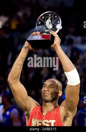 Los Angeles, CALIFORNIA, Stati Uniti. 20th Feb 2011. Kobe Bryant, 41 anni, muore in elicottero crash a Calabasas, California oggi Domenica 26 Gennaio 2020.West All Star Kobe Bryant dei Los Angeles Lakers detiene il trofeo MVP dopo la partita di basket NBA All-Star a Los Angeles, 20 Febbraio 2011. L'Occidente ha vinto il gioco 148 a 143.ARMANDO ARORIZO/PI Credit: Armando Arorizo/Pi/Prensa Internacional/ZUMA Wire/Alamy Live News Foto Stock