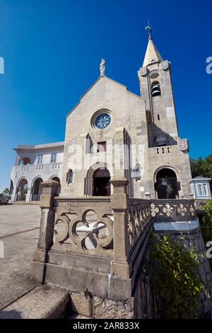 Chiesa di nostra Signora di Penha (costruita nel 1622 e quasi completamente ricostruita nel 1935) sulla cima della collina di Penha. Macao, Cina. Foto Stock