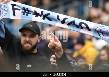 Manchester, Regno Unito. 26th gennaio 2020. Il fan di Manchester City detiene una sciarpa anti VAR durante la partita della fa Cup tra Manchester City e Fulham allo Stadio Etihad, Manchester, domenica 26th gennaio 2020. (Credit: Tim Markland | MI News) La Fotografia può essere utilizzata solo per scopi editoriali di giornali e/o riviste, licenza richiesta per uso commerciale Credit: Mi News & Sport /Alamy Live News Foto Stock