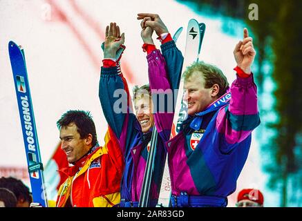 Pirmin Zurbriggen della Svizzera (C) vince la medaglia d'oro in discesa, Peter Müller (sui) -R- Silver, Franck Piccard. (Fra) -L- Bronzo ai Giochi Olimpici invernali del 1988. Foto Stock