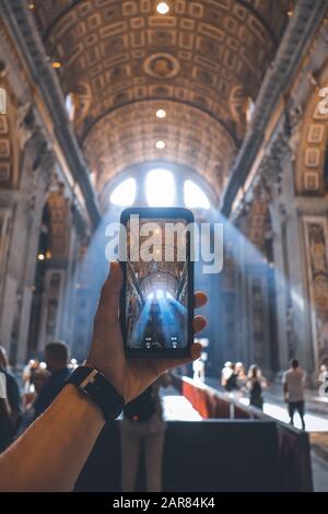 Foto dei raggi del sole attraverso la Basilica di San Pietro in Italia Foto Stock