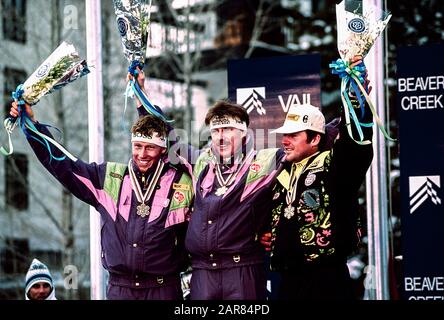 Martin Hangl della Svizzera (C) vince la medaglia d'oro nel super G, Pirmin Zurbriggen (sui) -R- Silver, Tomaž Čižman. (Jugoslavia) -L- Bronzo ai Campionati mondiali di sci alpino del 1989 FIS. Foto Stock