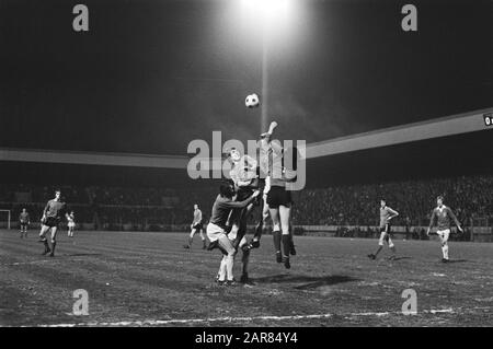 PSV versus De Graafschap 0-0; Lubse in duello con portiere Doornebosch Data: 10 aprile 1976 Parole Chiave: Sport, calcio Nome personale: Doornebosch Nome istituzione: Contea, Il Foto Stock