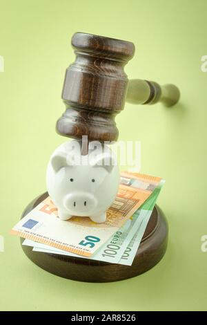 Gavel con banca piggy ed euro Foto Stock