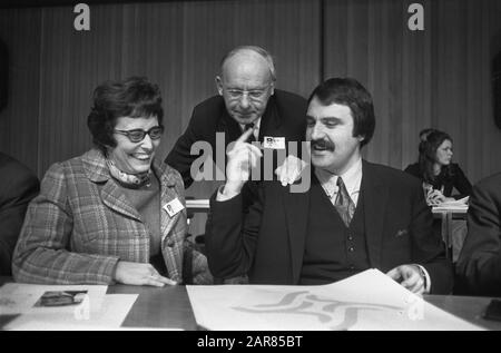 PvdA a Groningen. Alla tavola MW. I.v.d.. Heuvel (vz. Donne contatto), presidente del partito dr. A. Vondeling e André v.d. Louw (Nieuwe Links) Data: 16 gennaio 1970 luogo: Groningen Parole Chiave: Congressi, politici, partiti politici Nome personale: I. van den Heuvel, Louw, André van der Foto Stock