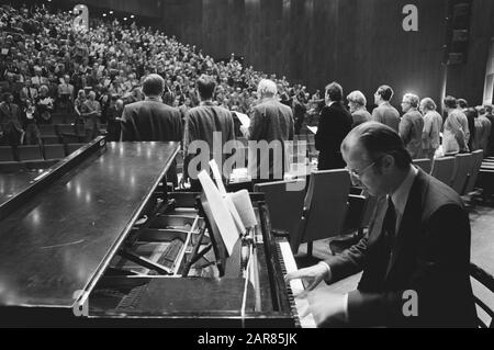 PvdA Consiglio del partito a Utrecht circa lista CDA; canto salms ecc. Data: 25 settembre 1976 luogo: Utrecht Parole Chiave: Consigli del partito Nome dell'istituzione: Cda Foto Stock