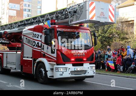 Timisoara, Timis / Romania - Dicembre 1st, 2019: Giornata Nazionale della Romania, vettura pompiere alla parata militare di Timisoara Foto Stock