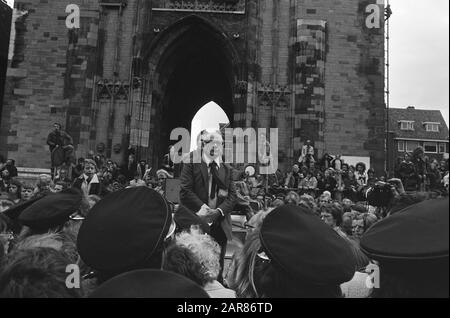 Il governo dimostra contro le condanne a morte in Spagna a Utrecht; Premier Den Uyl durante il discorso Data: 27 settembre 1975 luogo: Utrecht Parole Chiave: Premiers, discorsi Nome personale: Uyl, Joop den Foto Stock