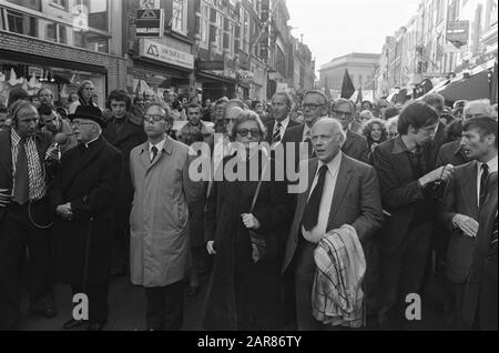 Il governo dimostra contro le condanne a morte in Spagna a Utrecht; per strada: Mons. Zwarthuis, Van de Heuvel, mw en Premier Den Uyl, Kok, Spit Data: 27 settembre 1975 Località: Utrecht Parole Chiave: Dimostrazioni, anteprime Nome personale: Uyl, Joop den, Van de Heuvel Foto Stock
