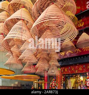 Grandi spirali di incenso che pendono dal soffitto nel Padiglione Buddhista Zhengjiao Chanlin al Tempio DI A-ma. Macao, Cina. Foto Stock