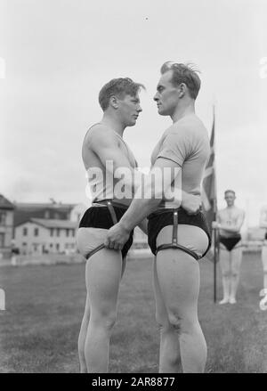 Islanda Reykjavik. Lotta islandese (Glima): Due membri della glimateam della Menntaskolinn in posizione di attacco Data: 1934 posizione: Islanda, Reykjavik Parole Chiave: Scuole, club sportivi, sport marziali e difensivi, wrestling Foto Stock