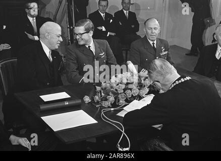 Dichiarazione di nascita principe Maurits da parte del signor. Pieter van Vollenhoven Intorno al tavolo vlnr. L. Beel, Pieter van Vollenhoven, A.B. Wolff, Alderman J. de Nooy. Sul retro sindaco De Ranitz Data: 22 aprile 1968 Località: Utrecht (città) Parole Chiave: Sindaci, nascite, principi Nome personale: Beel, L.J.M., Ranitz, J.A. de, Vollenhoven, Pieter van, Wolff, A.B. Foto Stock