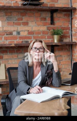 Imprenditore maturo in occhiali Foto Stock