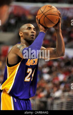 Los Angeles, California. 7th Apr 2013. Los Angeles Lakers sparando guardia Kobe Bryant 24 spara la palla nella seconda metà del gioco NBA Basketball tra i Los Angeles Lakers e i Los Angeles Clippers presso lo Staples Center di Los Angeles, California. I Los Angeles Clippers Sconfiggono I Los Angeles Lakers 109-95. Credito: Csm/Alamy Live News Foto Stock