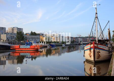 Turku, Finlandia - 21 agosto 2017: Traghetto per i fori che attraversa il fiume Aura. Il traghetto fu completato nel 1903, ed è il veicolo più vecchio ancora in attività quotidiana in Finlandia Foto Stock