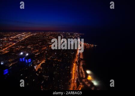 Panorama del centro di Chicago di notte con spiaggia Di Cemento sul Michigan e l'autostrada interstate 41 Foto Stock