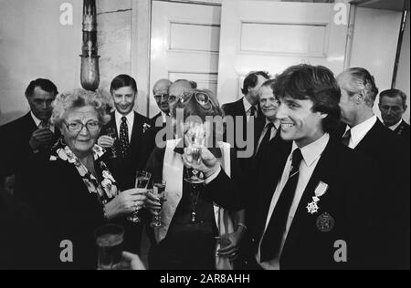 Queen Juliana riceve la squadra di calcio olandese a Soestdijk Palace Ruud Krol con moglie Toast con la regina Juliana e Premier Van Agt Data: 27 Giugno 1978 luogo: Soestdijk, Utrecht (provincia) Parole Chiave: Squadre, regine, ricevute, sport, calciatori Nome personale: AGT, Dries van, Juliana (regina Olanda), Krol, Ruud, Krol-van Ingen, Yvonne Foto Stock