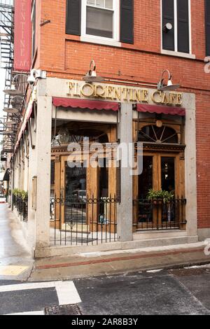 Fuori dal Florentine Cafe all'angolo tra Hanover Street e Prince Street nel quartiere North End di Boston, Massachusetts, USA. Foto Stock