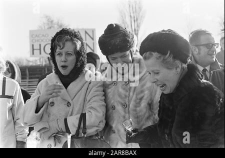 Gare di pattinaggio Olanda Comedy su Jaap Edenbaan. Merel Laseur, Ina van Faassen e Mary Dresselhuys come spettatori Data: 8 gennaio 1968 luogo: Amsterdam, Paesi Bassi Parole Chiave: SPECTORTS, PATCHES, skating, nome Della Persona sportiva: Dresselhuys, Mary, Fassen, Ina van, Laseur, Merel Foto Stock