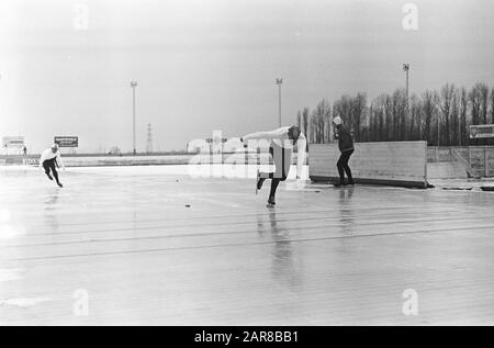 Gare di pattinaggio sul ghiaccio per la IJsselCup di Deventer alla IJsselCup. ARD Schenk in azione sui 1500 metri. Sullo sfondo Peter Nottet. Date: 12 Dicembre 1964 Location: Deventer Keywords: Skating, Sports Person Name: Nottet, Peter, Schenk, Ard Foto Stock