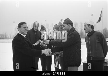 Gare di pattinaggio sul ghiaccio per la IJsselCup a Deventer. Piet Bergstrom, direttore della pista di pattinaggio, raggiunge l'ijsselcup ui a Schenk, Olof, Eriks, Krook, De Groot e Meyer/Data: 22 novembre 1969 posizione: Deventer Parole Chiave: Partite, registi, pista di pattinaggio, nome Della Persona sportiva: Eriks, Groot De, Olof, Piet Bergstrom Foto Stock