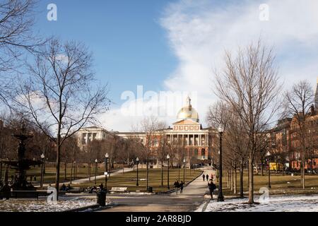 Guardando attraverso Boston Common verso il Campidoglio del Massachusetts da Tremont Street in una soleggiata giornata invernale a Boston, ma, USA. Foto Stock