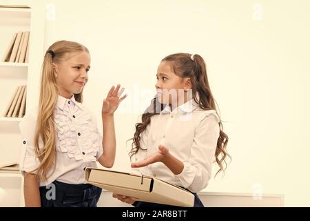 Discutere i compiti. Aiutare con il progetto. Studentesse studiare insieme. Il concetto di istruzione. Attività di gruppo. Studentesse poco amichevoli compagni di classe i bambini. Compito arduo. Studentesse della scuola di lavoro del progetto. Foto Stock