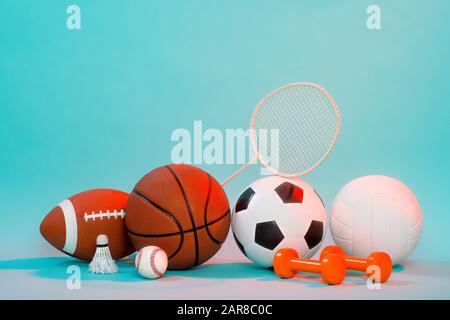 Attrezzatura sportiva, racchette e palle su sfondo blu e spazio copia. Foto Stock