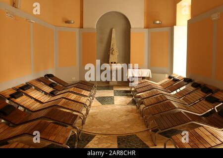 Acqui Terme, piemonte, Italia, centro termale moderno in un sito storico romanico Foto Stock