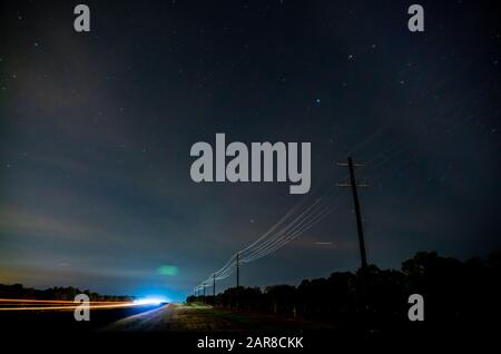 Ampio Angolo Di Vista Di Hill Country Road Di Notte Con Molte Stelle Nel Cielo Foto Stock