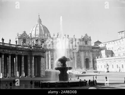 Roma: Visita alla Città del Vaticano Piazza San Pietro con al centro la Basilica di San Pietro e prima di quella delle fontane e della parte sinistra di un colonnato Data: Dicembre 1937 Località: Italia, Rom, Piazza San Pietro, Città del Vaticano Parole Chiave: Fontane, edifici della chiesa, pilastri, piazze Nome istituto: San Pietro, Vaticano Foto Stock