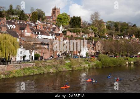 Kayak sul fiume Severn a Bridgnorth, Shropshire, Inghilterra Foto Stock