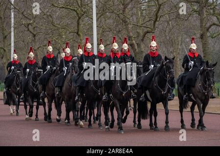 Queen's Life Guards scendere Il Mall appena prima della rievocazione annuale di King Charles i sfilata di esecuzione da parte della Società di Guerra civile inglese. Foto Stock