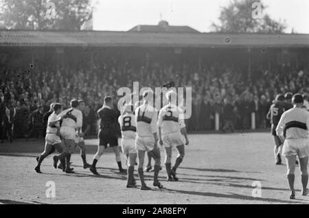 Partita di calcio Elinkwijk - DWS a Utrecht: 1-0 Giocatori di DWS mentre sono picchiati insieme con arbitro autobus lasciare il campo Data: 10 ottobre 1965 Località: Utrecht (prov), Utrecht (città) Parole Chiave: Arbitri, sport, calcio Foto Stock