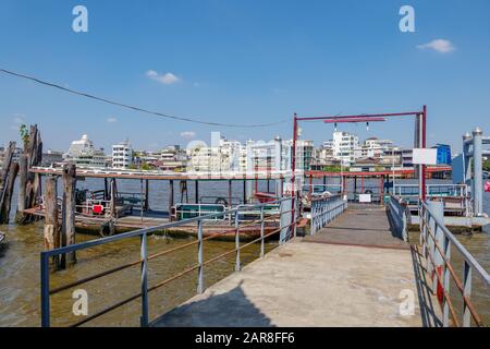 Pontile galleggiante in acciaio, molo o molo senza persone e pontone che attraversano il fiume ancora barca accanto al molo, sul fiume Chao Phraya, a Bangkok. Foto Stock