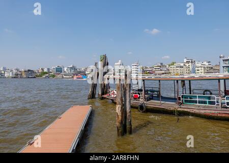 Pontile galleggiante in acciaio, molo o molo senza persone e pontone che attraversano il fiume ancora barca accanto al molo, sul fiume Chao Phraya, a Bangkok. Foto Stock