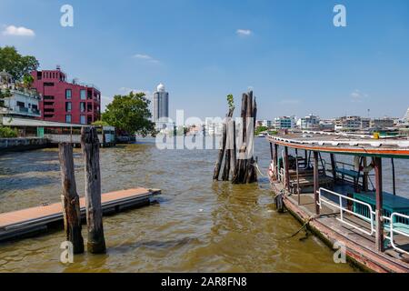 Pontile galleggiante in acciaio, molo o molo senza persone e pontone che attraversano il fiume ancora barca accanto al molo, sul fiume Chao Phraya, a Bangkok. Foto Stock