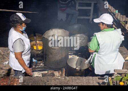 Giorno del mercato di Villa de Leyva, il cibo è preparato per le centinaia di persone che visitano le bancarelle. Carrera 6 - Calle 12 Foto Stock