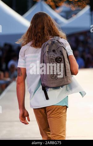 Quebec, Canada. Un modello cammina la pista alla sfilata di moda Superdry tenutasi durante il Fashion and Design Festival di Montreal Foto Stock