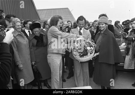 Visita Di Stato Svedese Kon. Coppia in Olanda; visita allevamento bovino MR. Zeistra. Il Sig. Zeistra offre un cesto di frutta in coppia svedese Data: 26 ottobre 1976 Parole Chiave: Coppie reali, visite di stato Nome personale: Zeistra Foto Stock