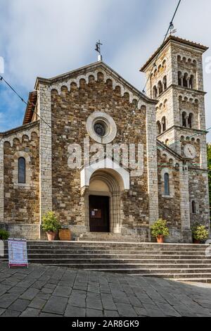 Antica chiesa nel borgo medievale di Castellina in Chianti, in Toscana Foto Stock