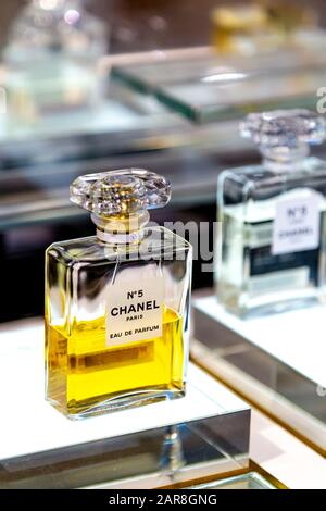 Profumo Chanel n. 5 esposto in un grande magazzino Foto Stock