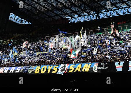 Milano, Italia. 26th Gen 2020. Tifosi di Inter durante FC Internazionale vs Cagliari Calcio, Campionato italiano A calcio a Milano, Italia, 26 gennaio 2020 Credit: Agenzia fotografica indipendente/Alamy Live News Foto Stock
