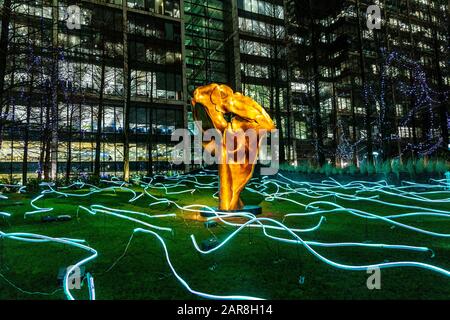 Scultura 'Fortuna' di Helaine Blumenfeld circondata da Angus Muir Design installation 'Shiggle' Canary Wharf Winter Lights Festival 2020, Londra, Regno Unito Foto Stock