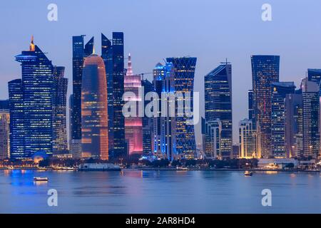 Architettura di Doha di notte. Doha, Ad-Dawhah, Qatar. Foto Stock