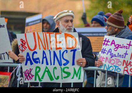 Dimostranti di fronte al Consolato indiano di New York per richiamare la decisione di Govt indiano sull’immigrazione e la privazione dei diritti civili dei musulmani in India. Foto Stock